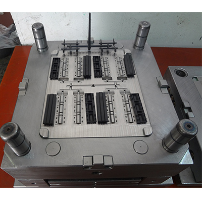 Moule à injection plastique,