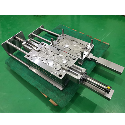 Moule de couverture de réservoir d'expansion